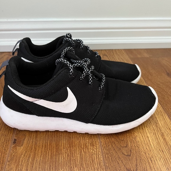 Nike Roche Women’s size 6 - Picture 1 of 2